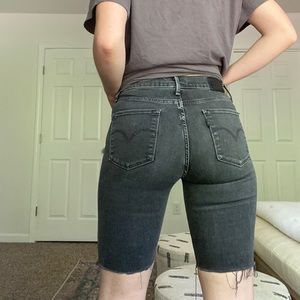 Size 26 black Levi’s cut off shorts